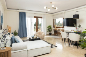 Champagne Sea View Apartment by BiNoBi!